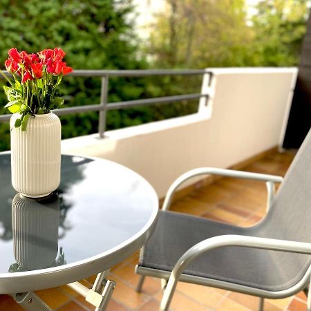 Top-Apartment Mit Parkplatz Und Balkon ロイトリンゲン エクステリア 写真