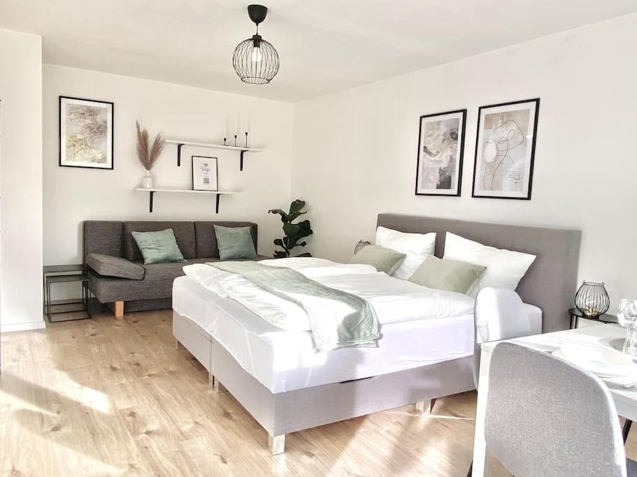 Top-Apartment Mit Parkplatz Und Balkon ロイトリンゲン エクステリア 写真